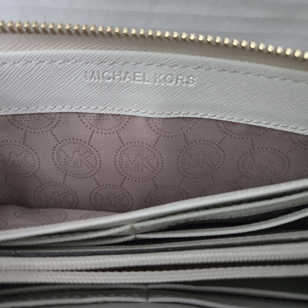 Michael Kors Wallet - Picture 10 of 13